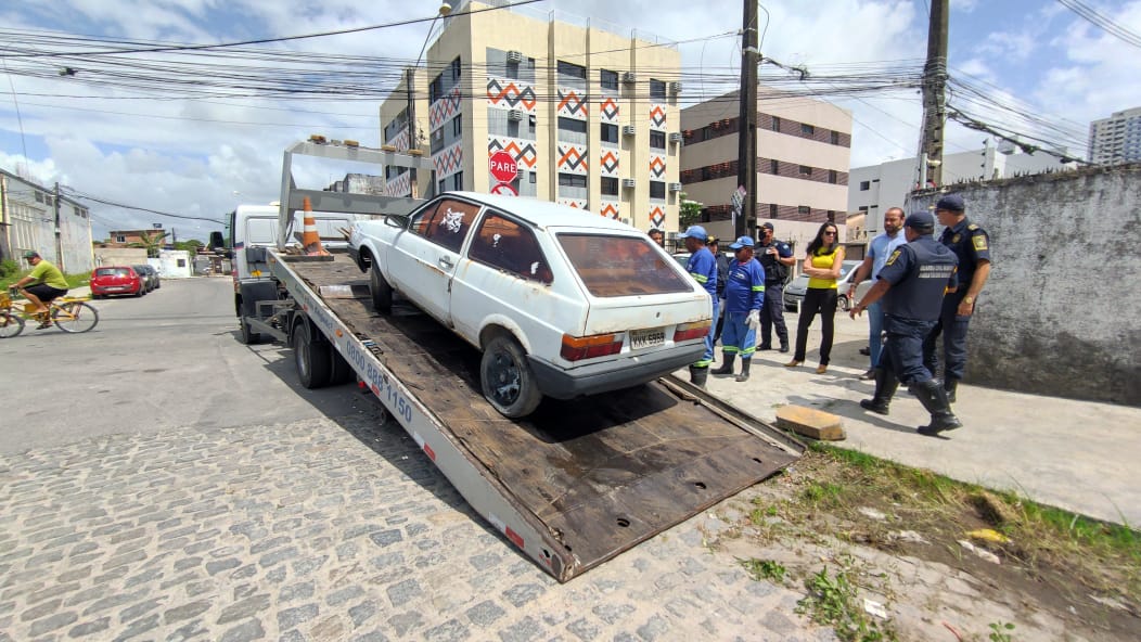 No momento, você está visualizando Veículos abandonados são recolhidos nas ruas do Jaboatão
