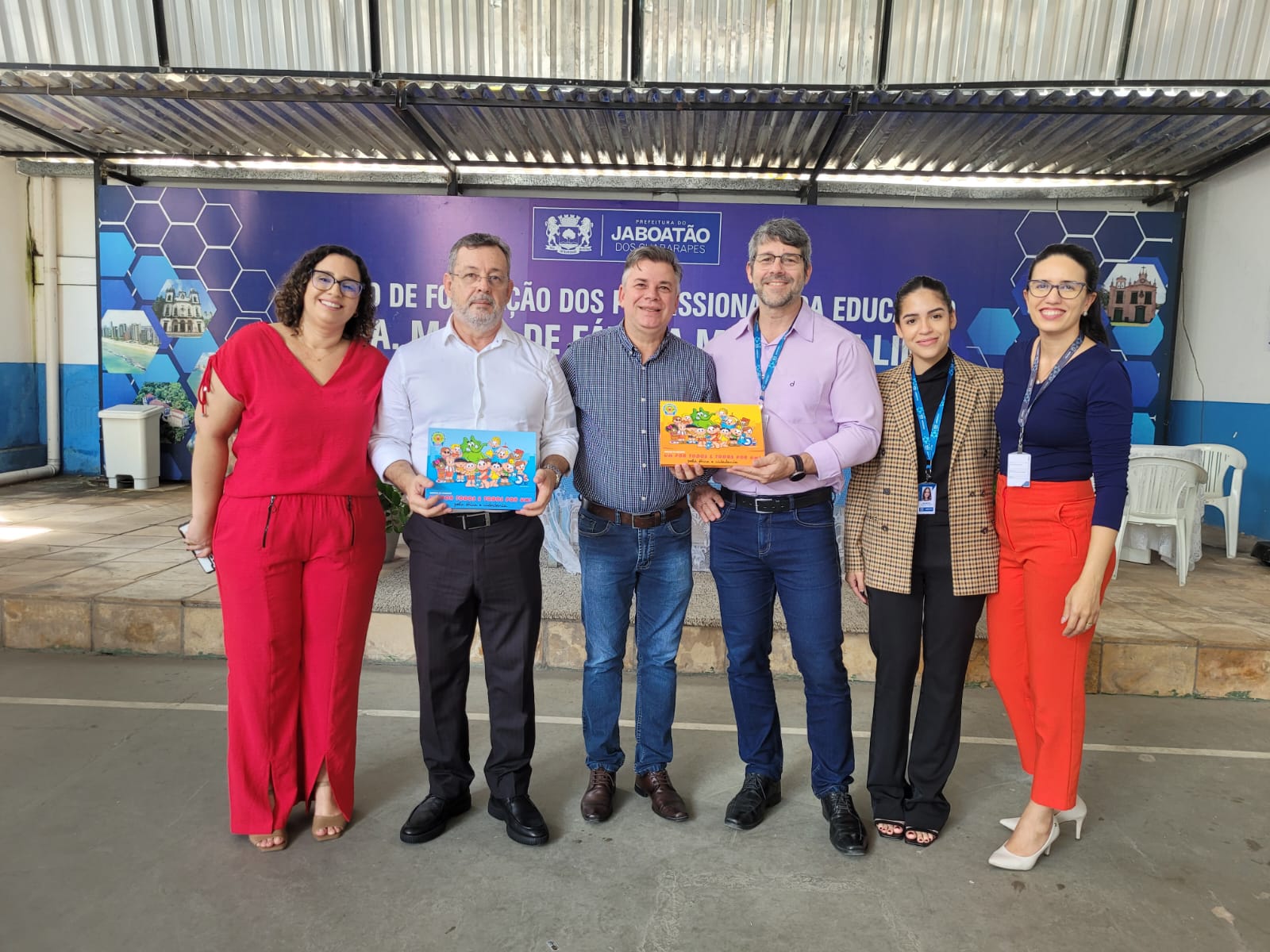 No momento, você está visualizando Escolas municipais do Jaboatão recebem material do projeto “Um por todos e todos por um, pela ética e cidadania